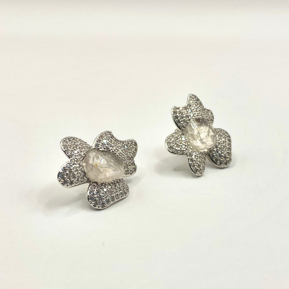 Silverörhängen med råsa sten