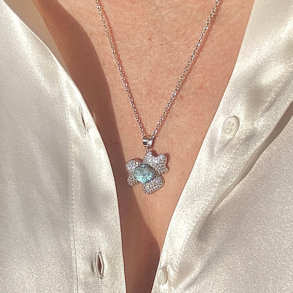 Silverhalsband i vitt guld med blå sten Silverhalsband i vitt guld med blå sten